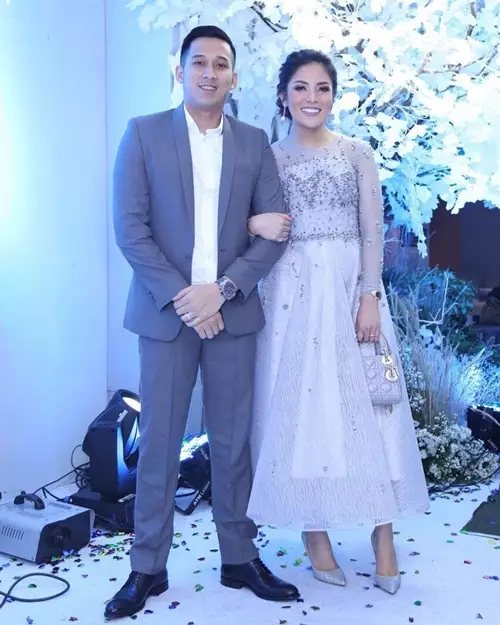 momen mesra nindy dan suami © Berbagai Sumber