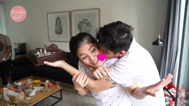 momen mesra nindy dan suami © Berbagai Sumber