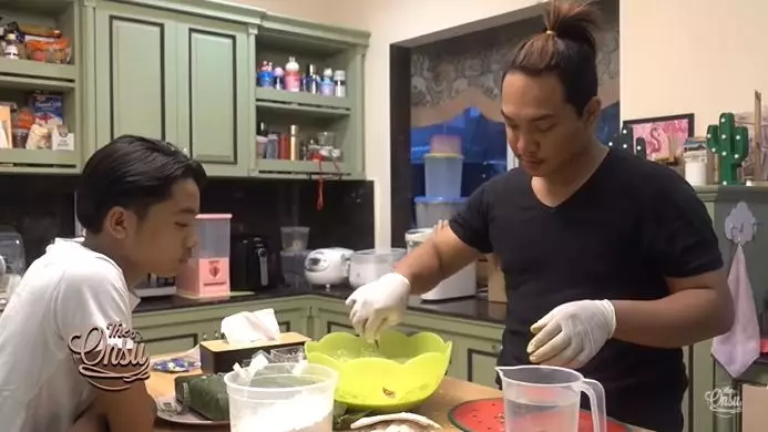 Dava jadi koki di rumah © YouTube