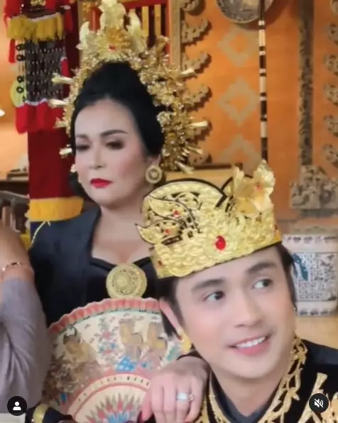 Jennifer Jill dandan pakai paes Bali © Instagram Jennifer Jill dandan pakai paes Bali © Instagram