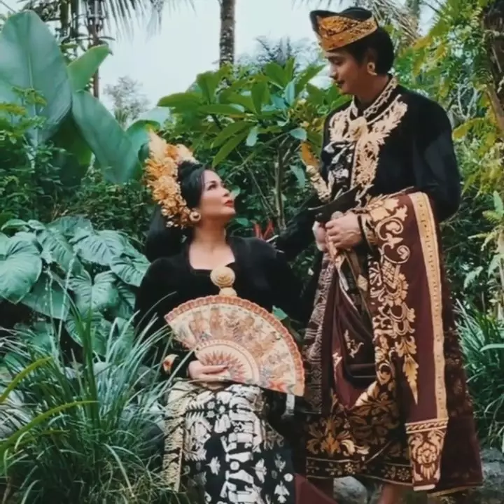 Jennifer Jill dandan pakai paes Bali © Instagram Jennifer Jill dandan pakai paes Bali © Instagram