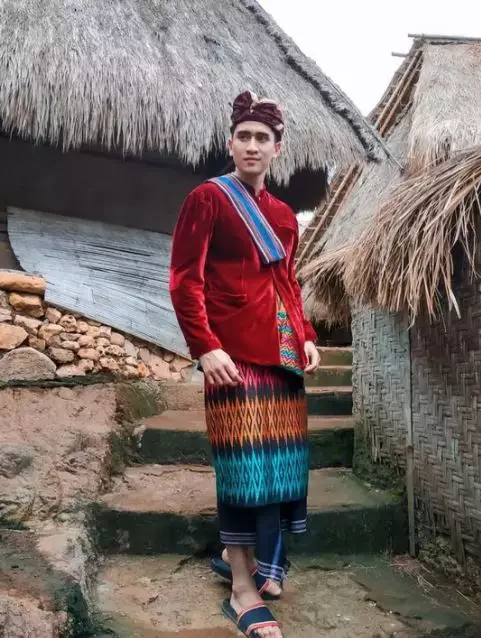 Verrel Bramasta pakai baju adat © 2021 brilio.net Instagram Verrel Bramasta pakai baju adat © 2021 brilio.net Instagram