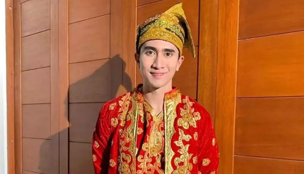 Verrel Bramasta pakai baju adat © 2021 brilio.net Instagram Verrel Bramasta pakai baju adat © 2021 brilio.net Instagram