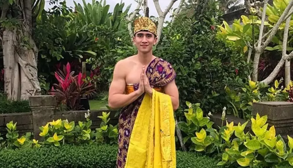 Verrel Bramasta pakai baju adat © 2021 brilio.net Instagram Verrel Bramasta pakai baju adat © 2021 brilio.net Instagram