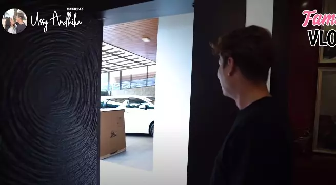 Momen Andhika Pratama terima motor hadiah Ussy © YouTube