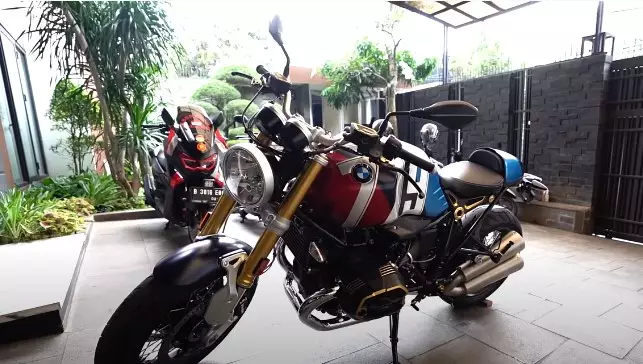 Momen Andhika Pratama terima motor hadiah Ussy © YouTube