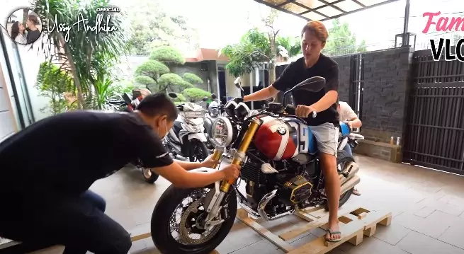 Momen Andhika Pratama terima motor hadiah Ussy © YouTube