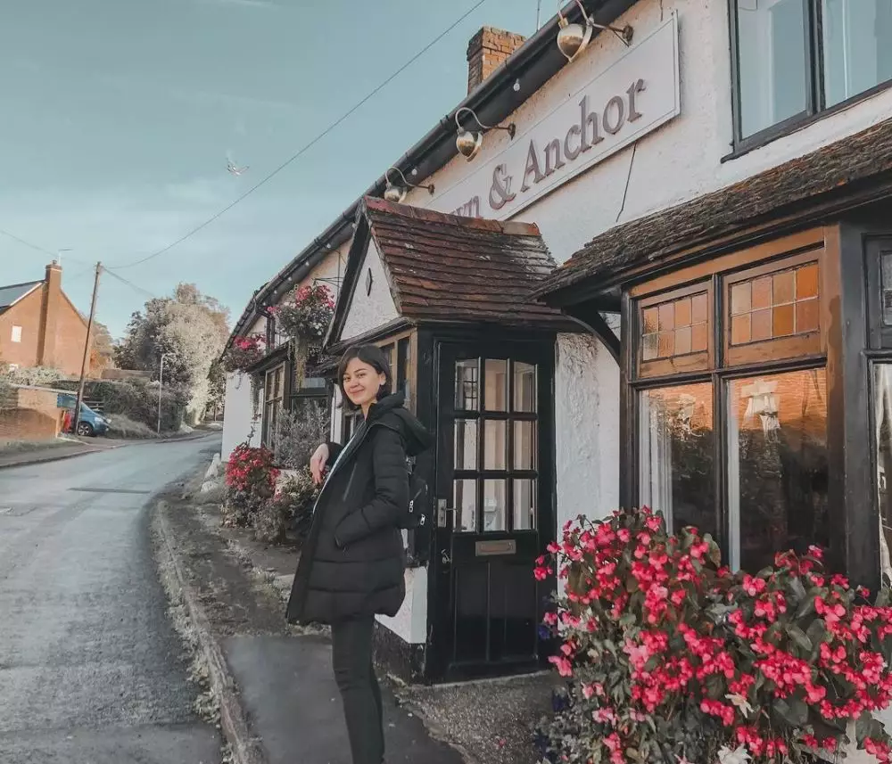 Pesinetron dengan rambut bob © Instagram