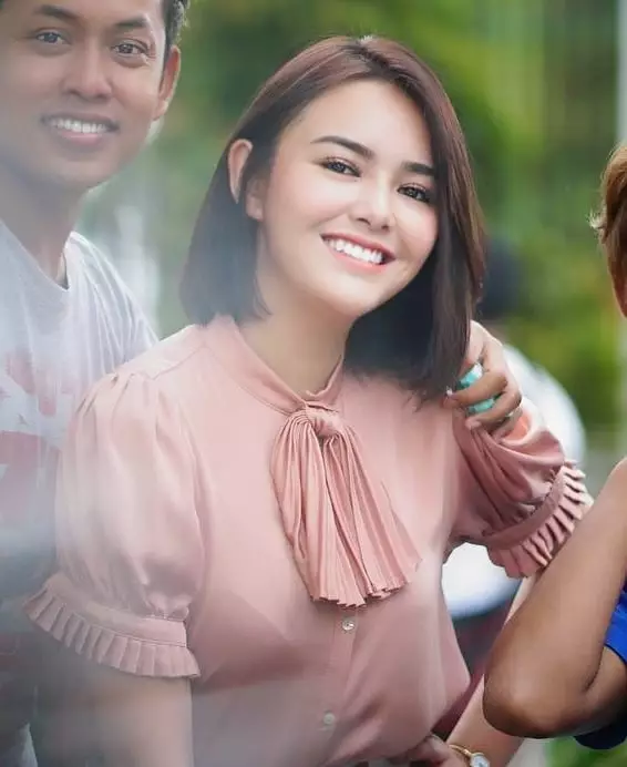 Pesinetron dengan rambut bob © Instagram