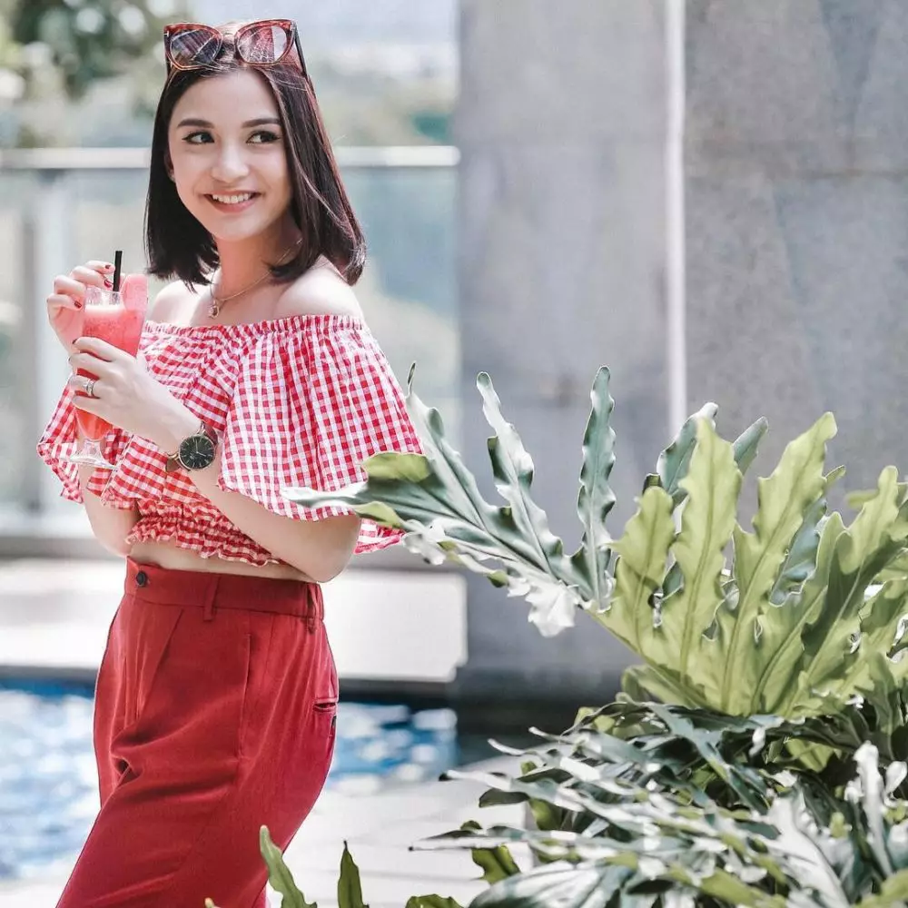 Pesinetron dengan rambut bob © Instagram