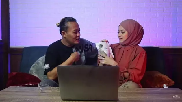 nathalie perlihatkan hasil usg © YouTube