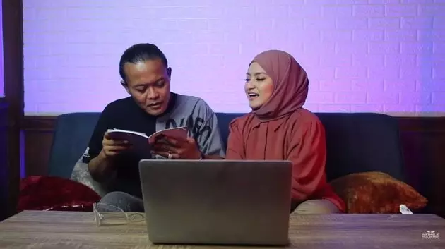 nathalie perlihatkan hasil usg © YouTube