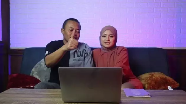 nathalie perlihatkan hasil usg © YouTube