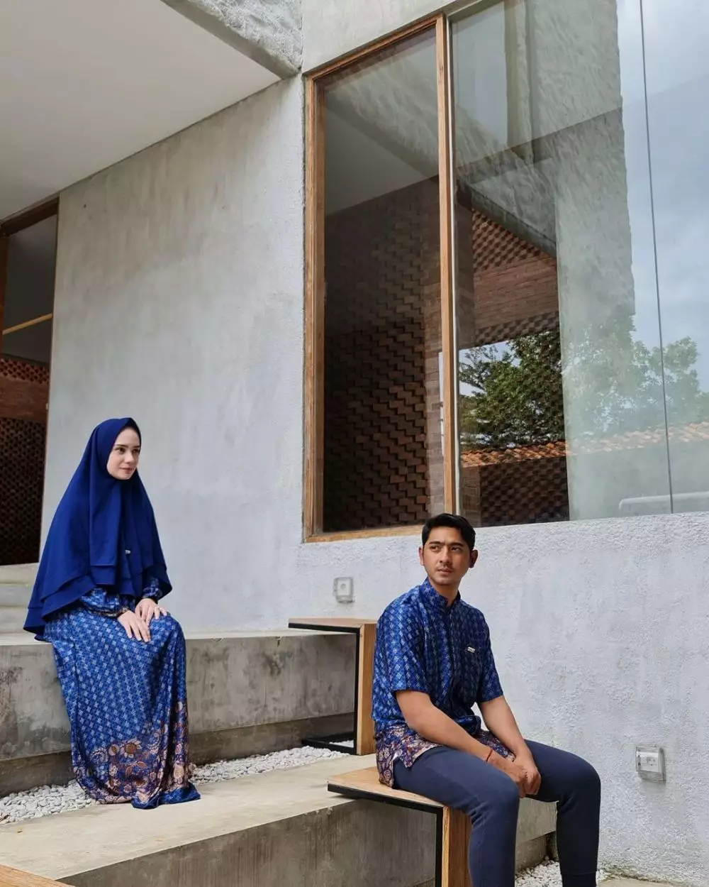 Arya Saloka dan istri pakai baju couple © 2021 brilio.net