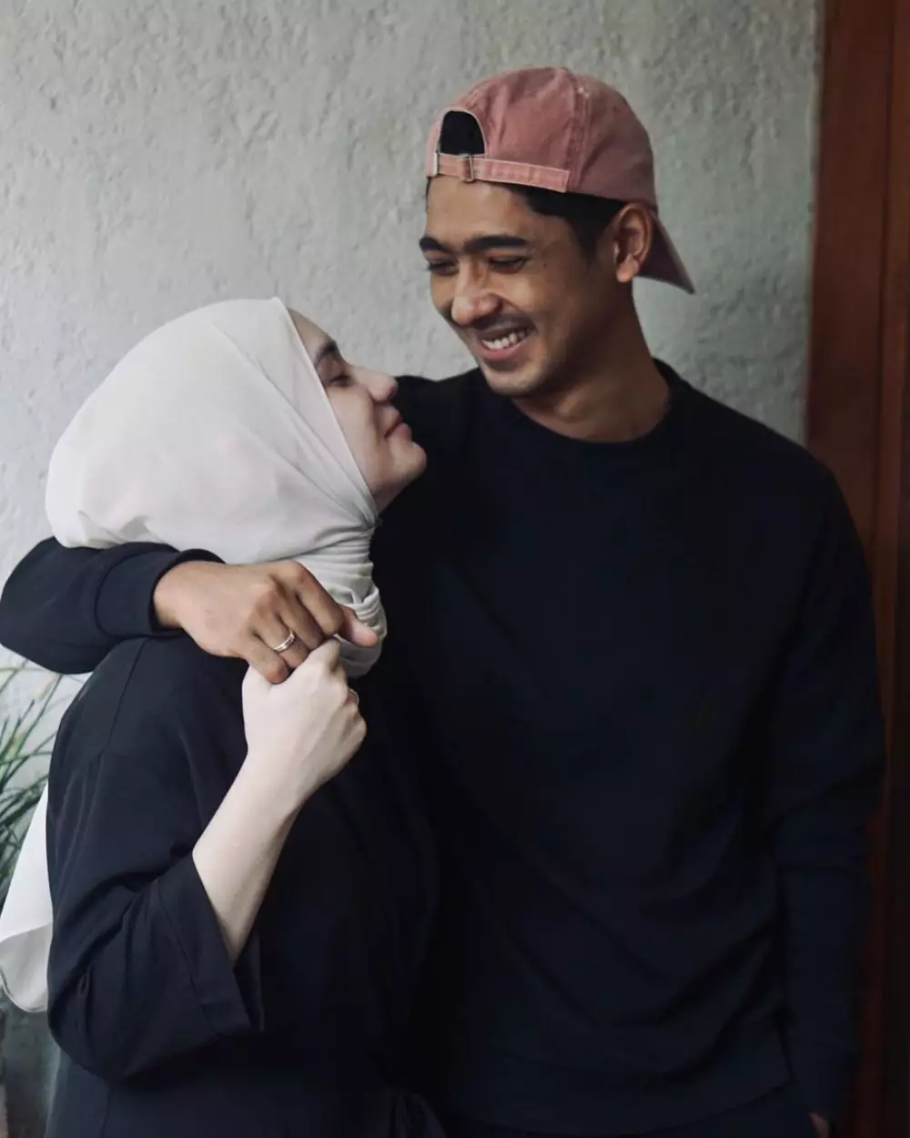 Arya Saloka dan istri pakai baju couple © 2021 brilio.net