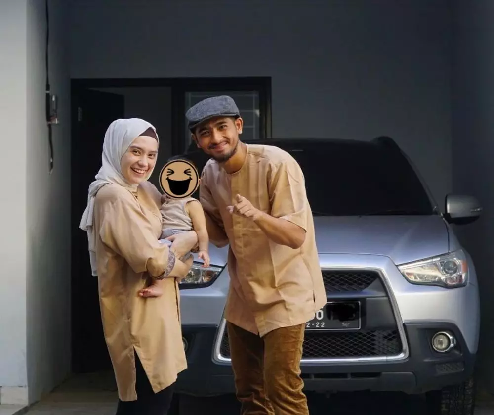 Arya Saloka dan istri pakai baju couple © 2021 brilio.net