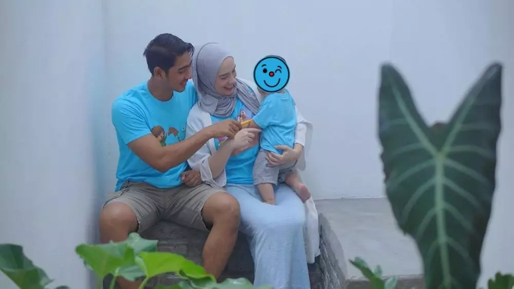 Arya Saloka dan istri pakai baju couple © 2021 brilio.net