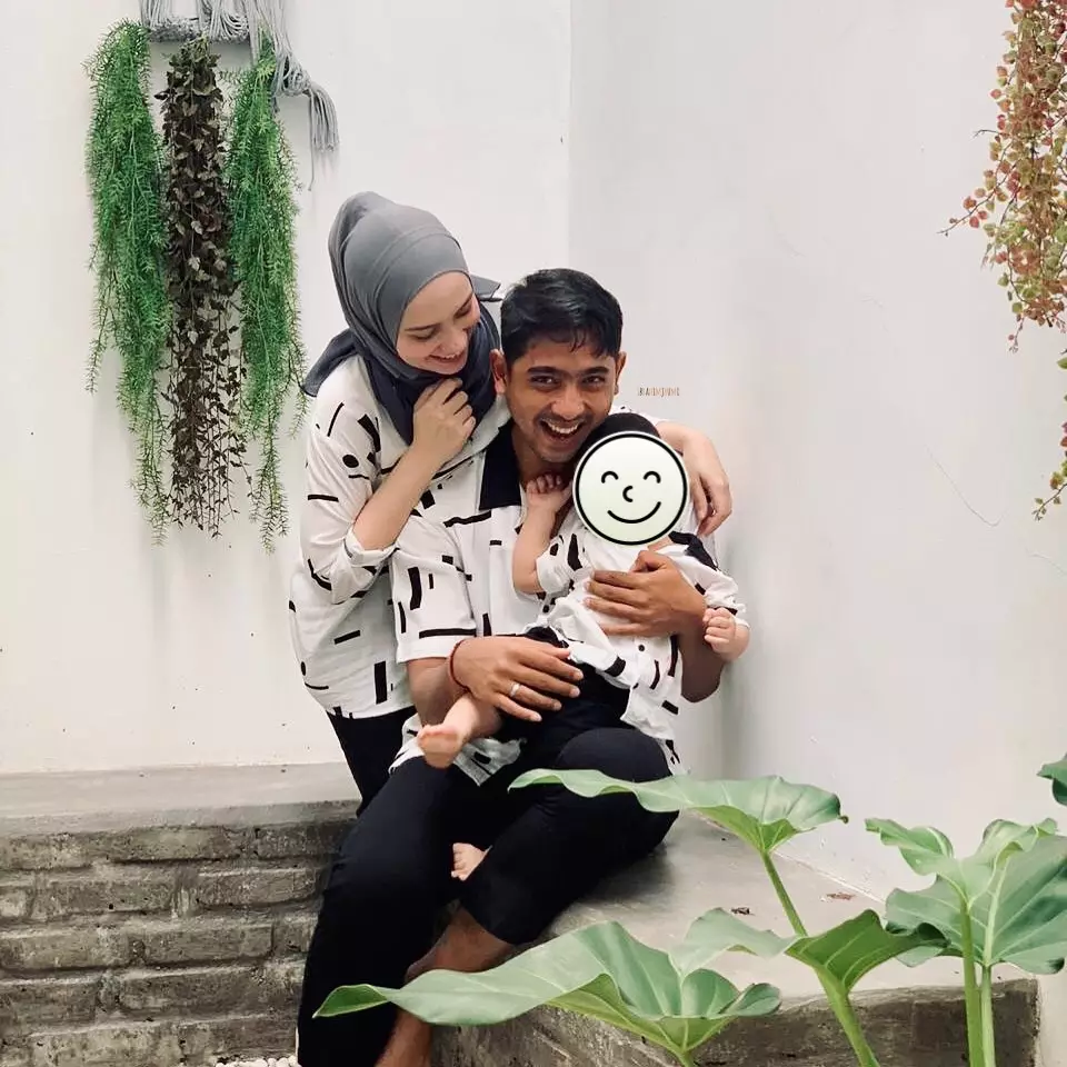 Arya Saloka dan istri pakai baju couple © 2021 brilio.net