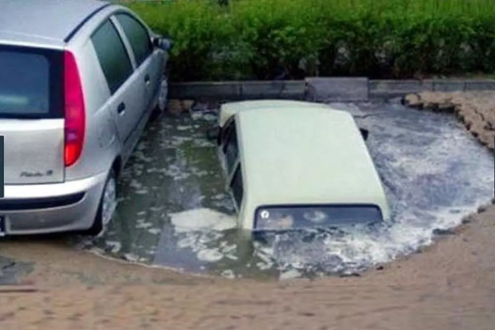 momen apes karena parkir sembarangan Berbagai sumber