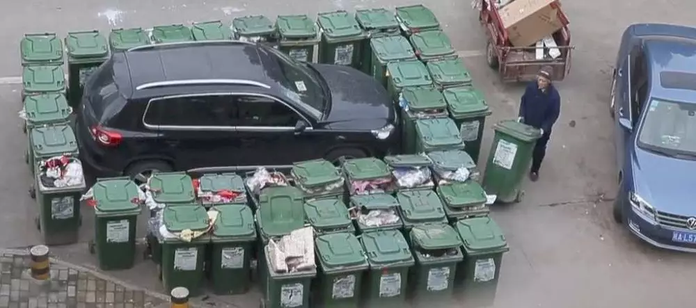 momen apes karena parkir sembarangan Berbagai sumber