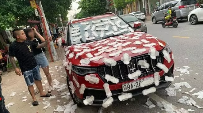 momen apes karena parkir sembarangan Berbagai sumber