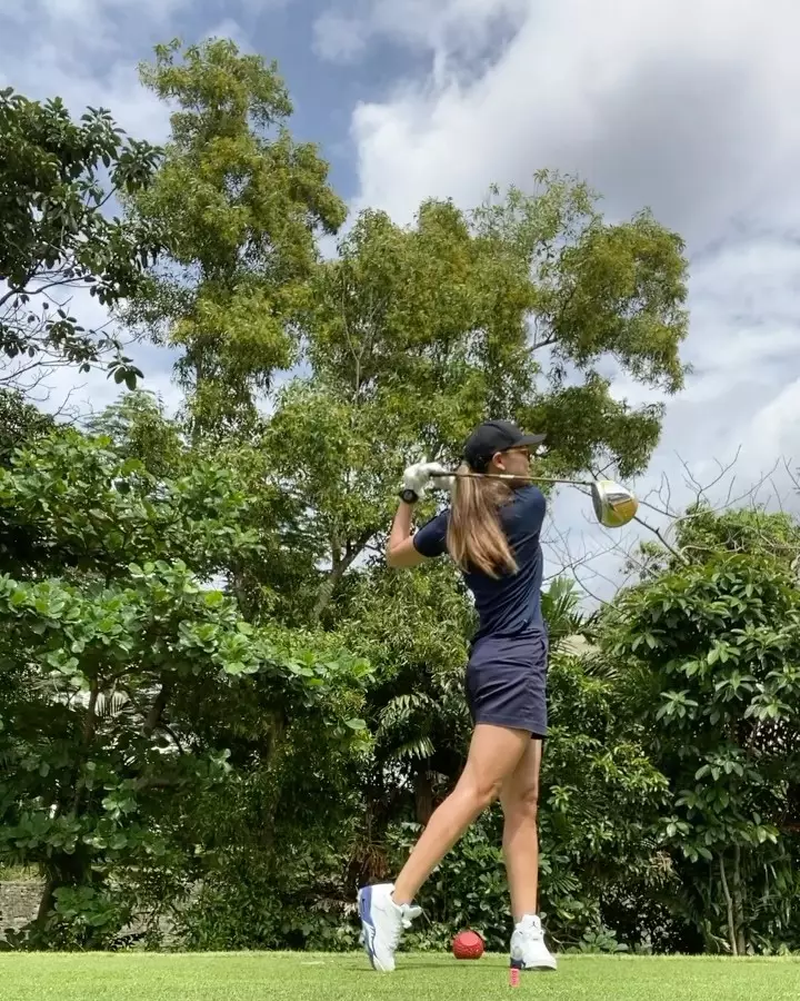 OOTD Luna Maya main golf © Instagram
