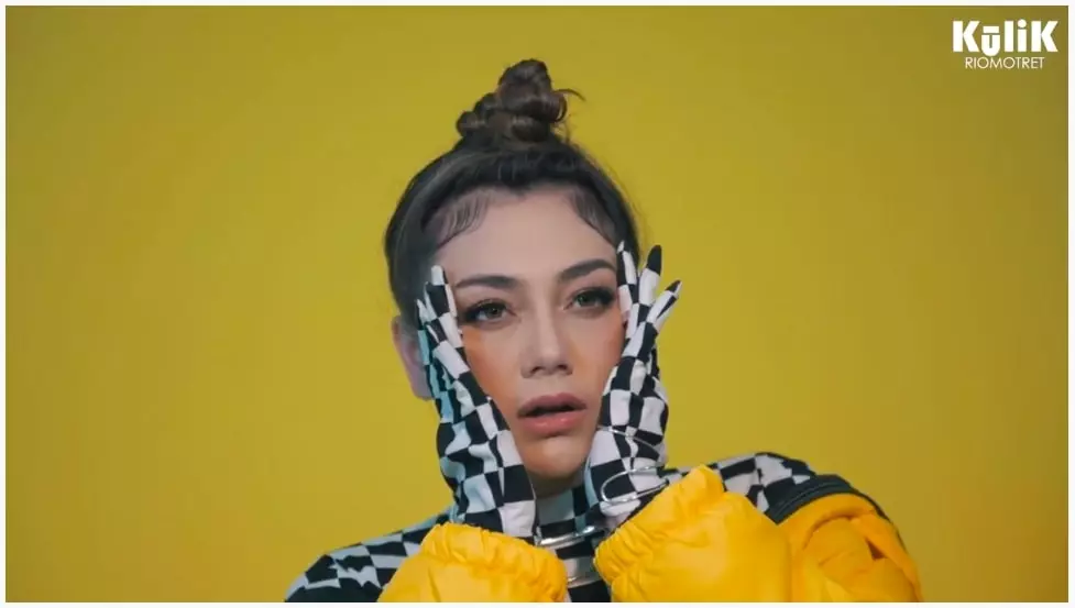 pemotretan teranyar Celine Evangelista © YouTube