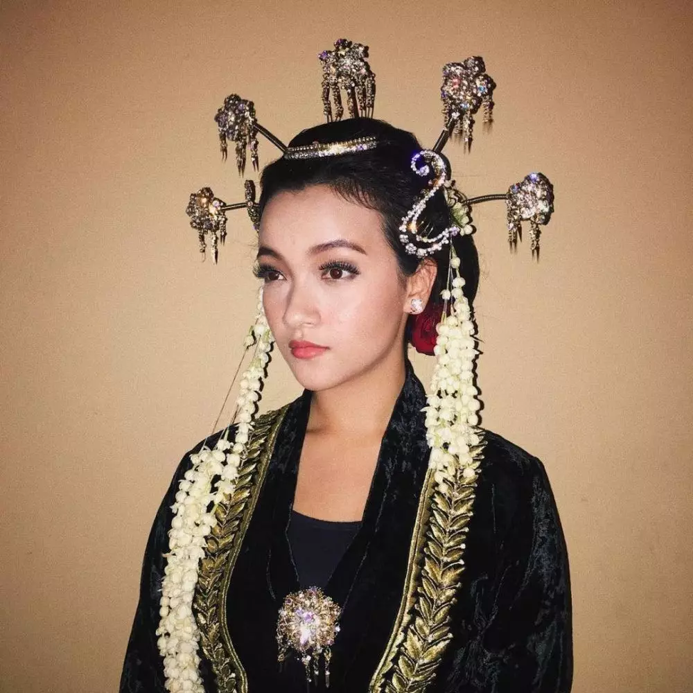 Pesinetron pakai gaun pengantin © Instagram Pesinetron pakai gaun pengantin © Instagram