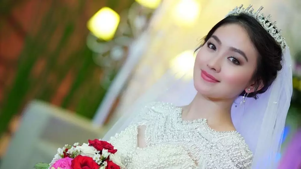 Pesinetron pakai gaun pengantin © Instagram Pesinetron pakai gaun pengantin © Instagram