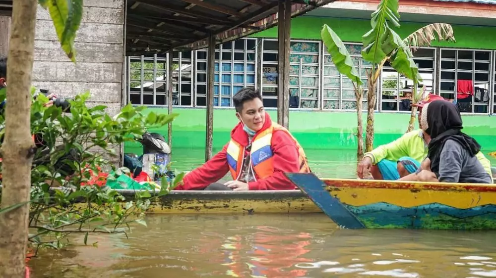Baim Wong kunjungi korban banjir © 2021 brilio.net