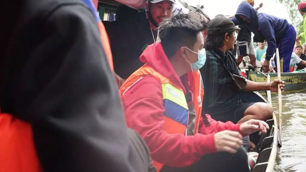 Baim Wong kunjungi korban banjir © 2021 brilio.net