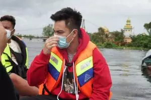 7 Momen Baim Wong kunjungi korban banjir Kalsel, tuai pujian
