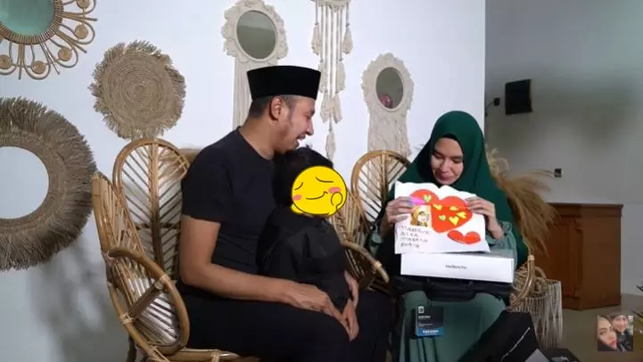 kado Kartika Putri © YouTube