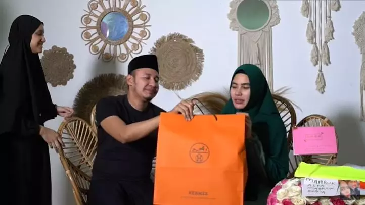 kado Kartika Putri © YouTube