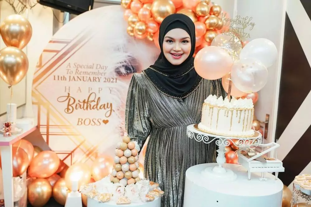 Momen kejutani ultah Siti Nurhaliza © Instagram Momen kejutani ultah Siti Nurhaliza © Instagram