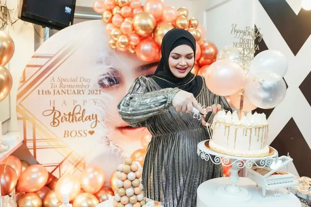 Momen kejutani ultah Siti Nurhaliza © Instagram Momen kejutani ultah Siti Nurhaliza © Instagram