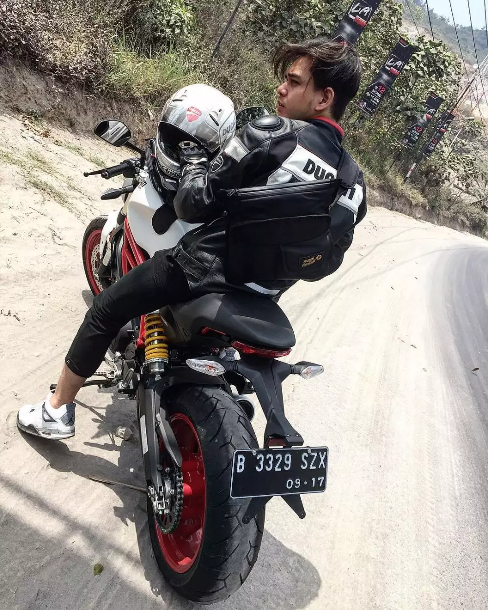 pesinetron ganteng naik motor gede © 2021 berbagai sumber pesinetron ganteng naik motor gede © 2021 berbagai sumber