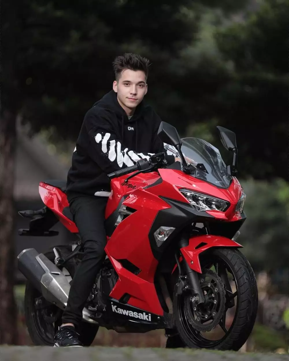 pesinetron ganteng naik motor gede © 2021 berbagai sumber pesinetron ganteng naik motor gede © 2021 berbagai sumber