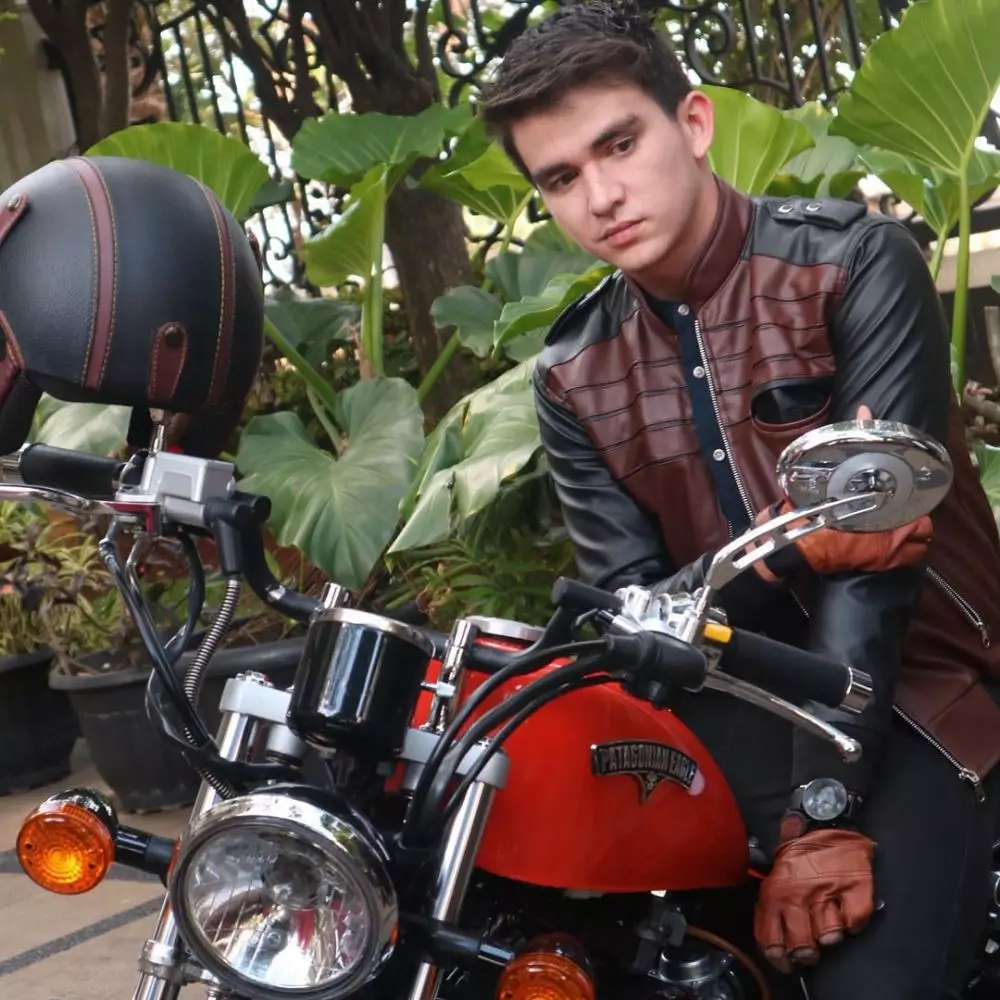 pesinetron ganteng naik motor gede © 2021 berbagai sumber pesinetron ganteng naik motor gede © 2021 berbagai sumber