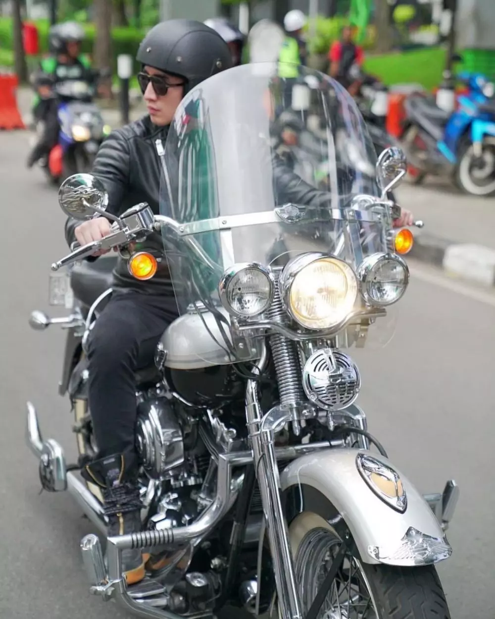 pesinetron ganteng naik motor gede © 2021 berbagai sumber pesinetron ganteng naik motor gede © 2021 berbagai sumber