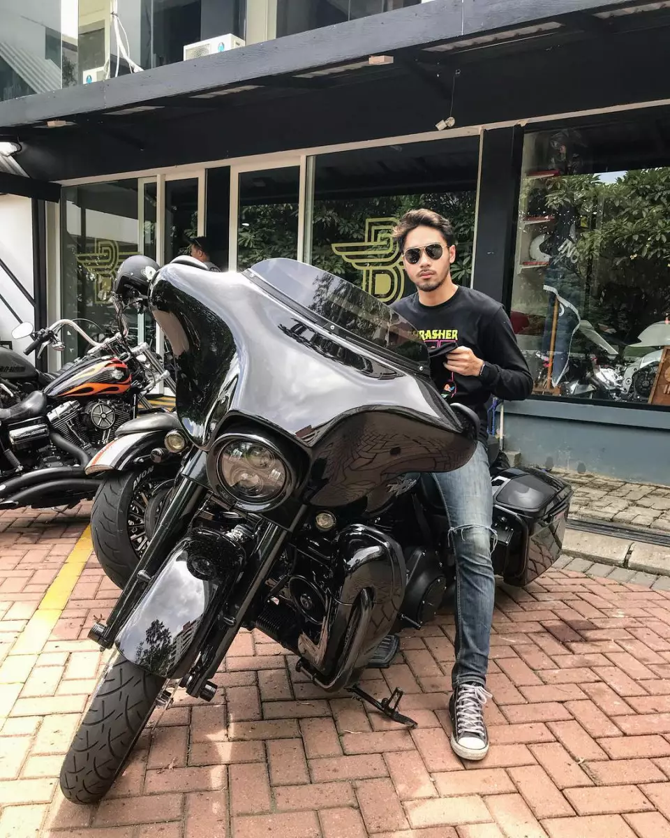 pesinetron ganteng naik motor gede © 2021 berbagai sumber pesinetron ganteng naik motor gede © 2021 berbagai sumber