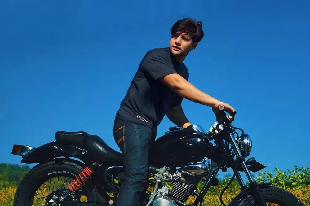 pesinetron ganteng naik motor gede © 2021 berbagai sumber pesinetron ganteng naik motor gede © 2021 berbagai sumber