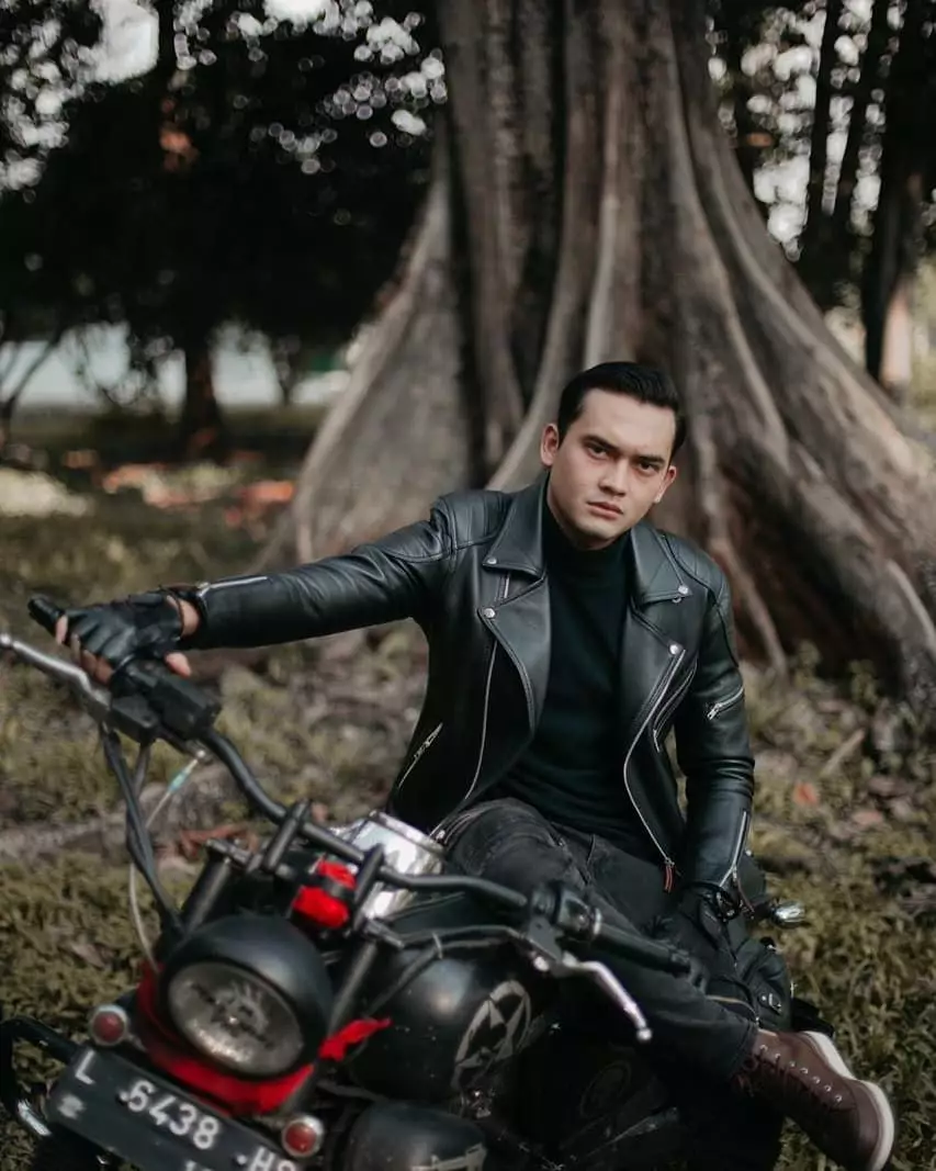 pesinetron ganteng naik motor gede © 2021 berbagai sumber pesinetron ganteng naik motor gede © 2021 berbagai sumber