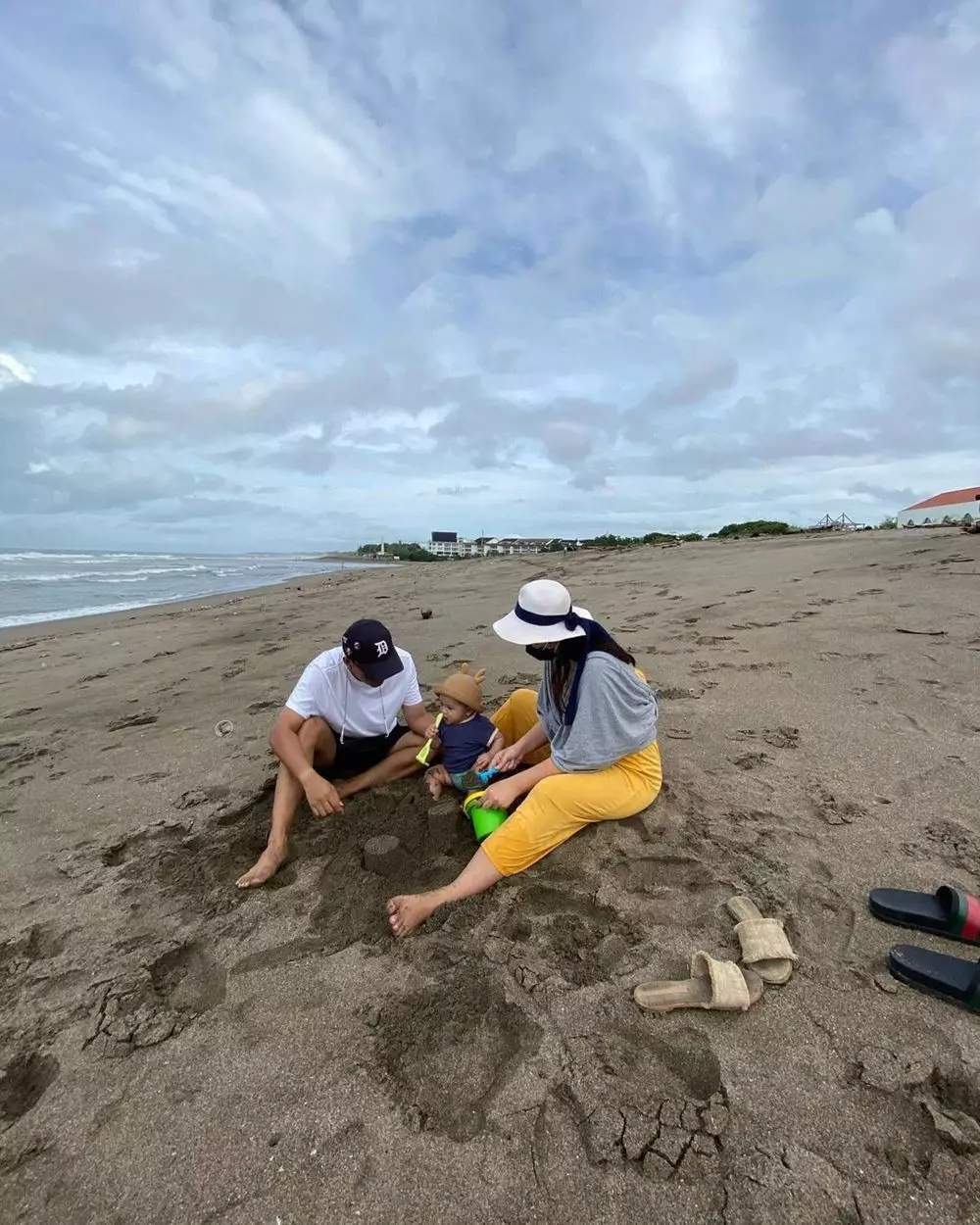 Arief Muhammad & Tiara Pangestika liburan ke Bali © 2021 brilio.net Arief Muhammad & Tiara Pangestika liburan ke Bali © 2021 brilio.net