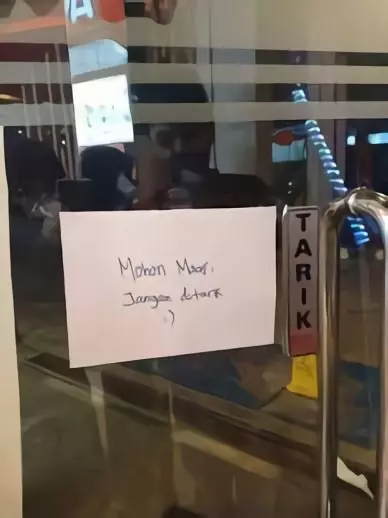 instruksi absurd yang ada di pintu Berbagai sumber