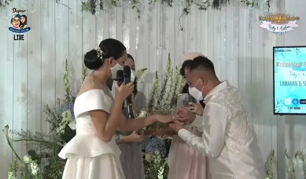 momen lamaran vicky dan kalina © YouTube