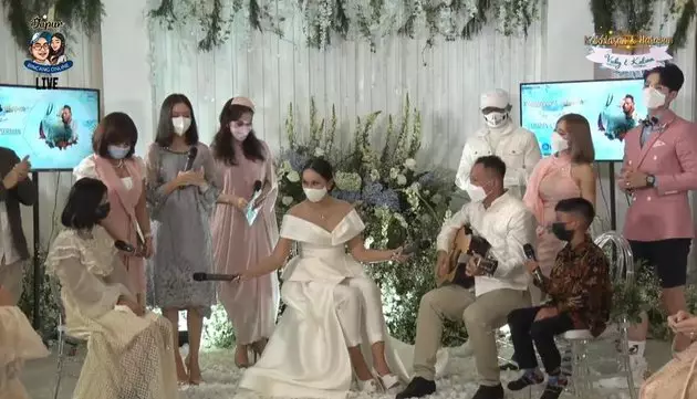 momen lamaran vicky dan kalina © YouTube