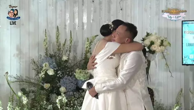 momen lamaran vicky dan kalina © YouTube