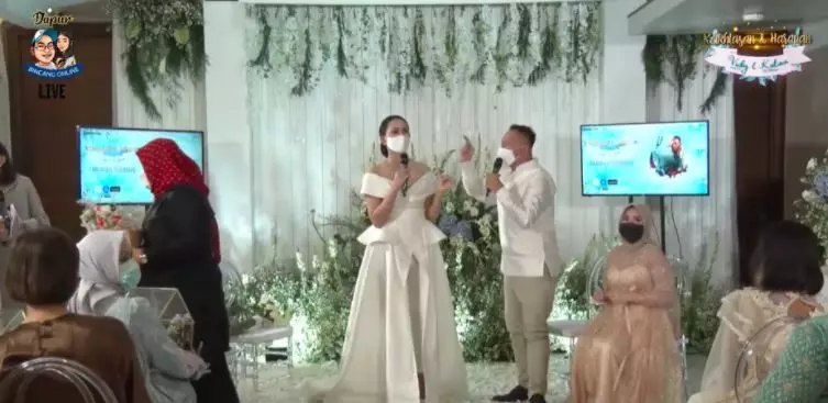 momen lamaran vicky dan kalina © YouTube