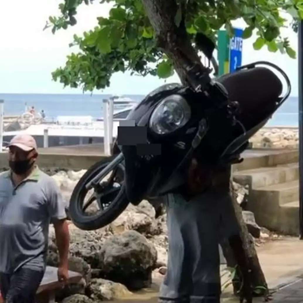 Viral pria gendong motor di bahu, bikin netizen melongo